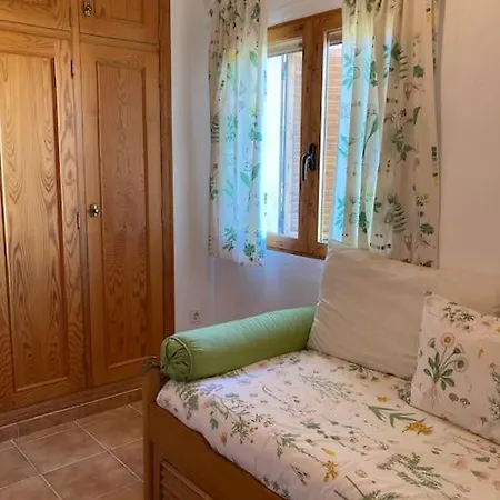 Adosado En Con Gran Jardin Сasa de vacaciones